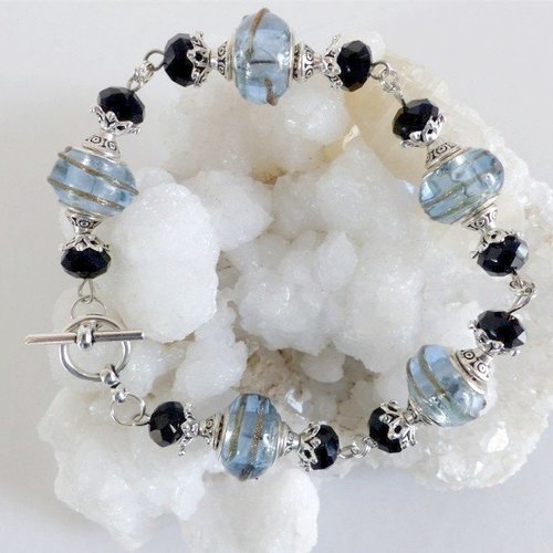 Bracelet perles de verre bleues transparentes motif bronze. fermoir toggle.