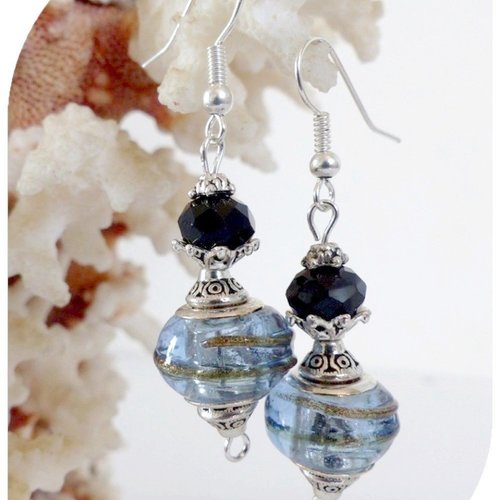 Boucles d'oreilles perles de verre bleues transparentes motif bronze.
