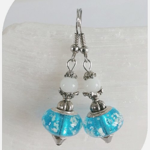 Boucles d'oreilles perles de verre bleues motifs blancs  et perle de verre blanche  .