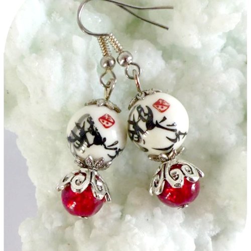 Boucles d'oreilles perles de verre rouges et céramique blanche et noire.
