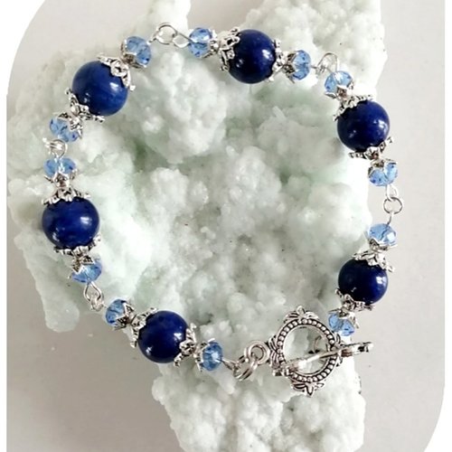 Bracelet pierres agates teintées bleues et cristal swarovski bleu .