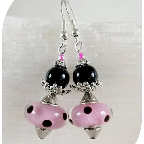 Boucles d'oreilles perles de verre roses et noires .