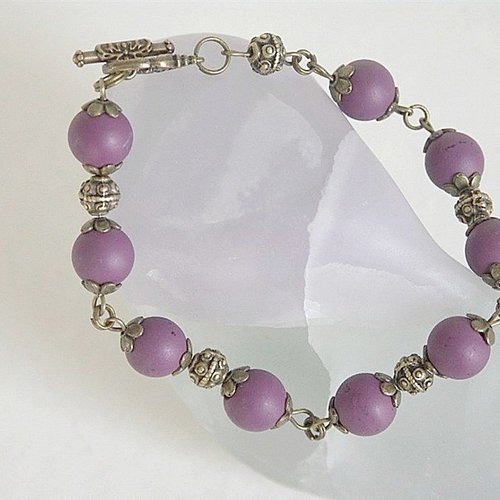 Bracelet perles violettes et perles bronze en métal . fermoir toggle.