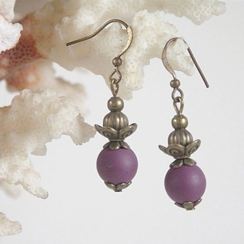 Boucles d'oreilles perles violettes et perles bronze en métal .