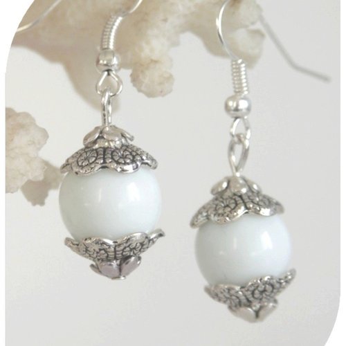 Boucles d'oreilles perles de verre blanches et crochets argentés.