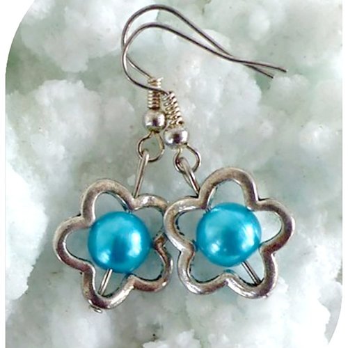 Boucles d'oreilles perles nacrées bleues et perles intercalaires argentées .