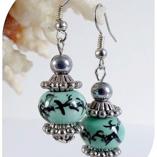 Boucles d'oreilles perles céramique bleue et perles hématites grises .