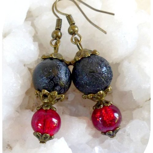 Boucles d'oreilles perles rouges et noires . crochets métal bronze.