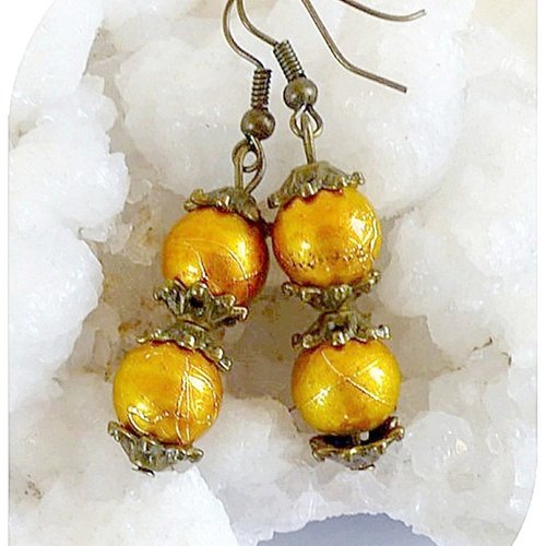 Boucles d'oreilles perles de verre jaunes dorées .