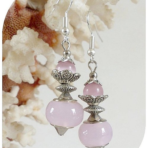 Boucles d'oreilles perles de verre roses. crochets argentés.
