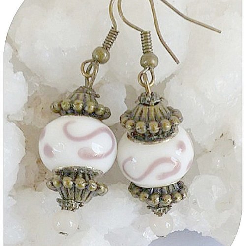 Boucles d'oreilles perles de verre blanches motifs marron .