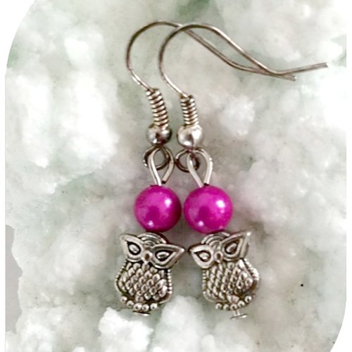 Boucles d'oreilles perles magiques roses en acrylique , breloques hiboux argentés.