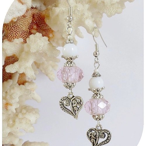 Boucles d'oreilles perles de verre roses et blanches . breloques cœurs.