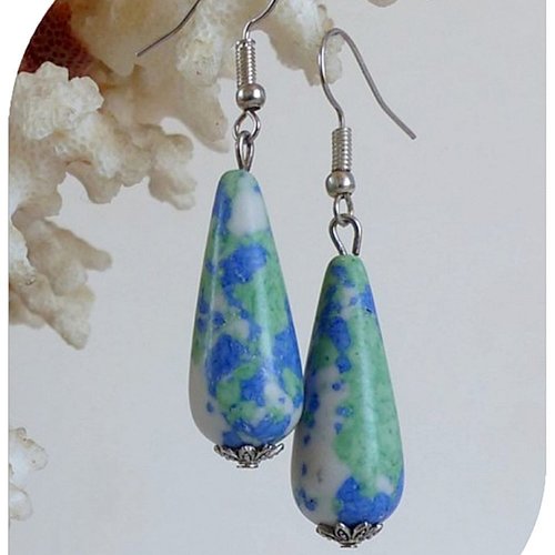 Boucles d'oreilles pierres howlites teintées bleues , vertes et blanches .