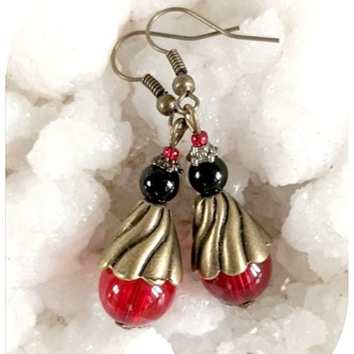 Boucles d'oreilles perles de verre rouges et noires .