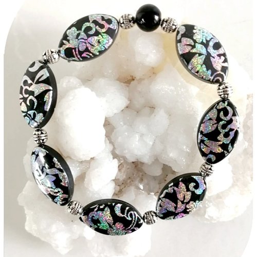 Bracelet élastique perles fantaisies noires et argentées.