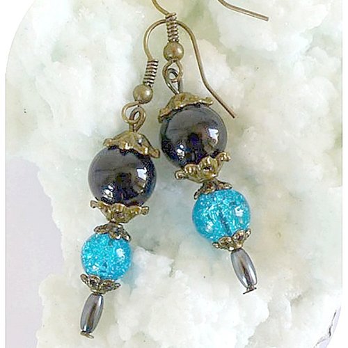 Boucles d'oreilles perles de verre noires et bleues.