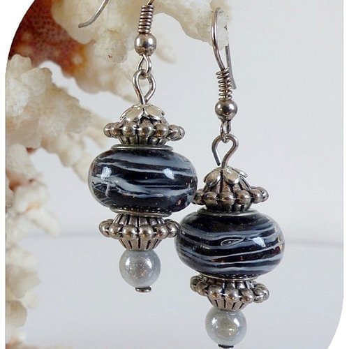 Boucles d'oreilles perles de verre noires et grises .