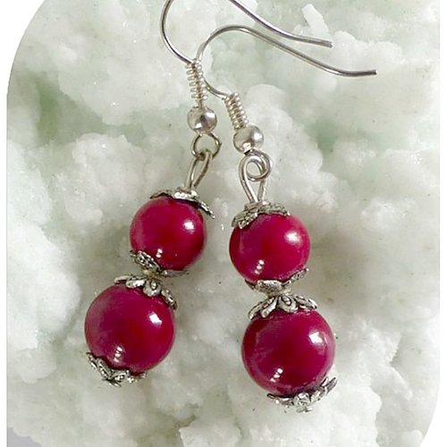 Boucles d'oreilles perles de verre rouges .