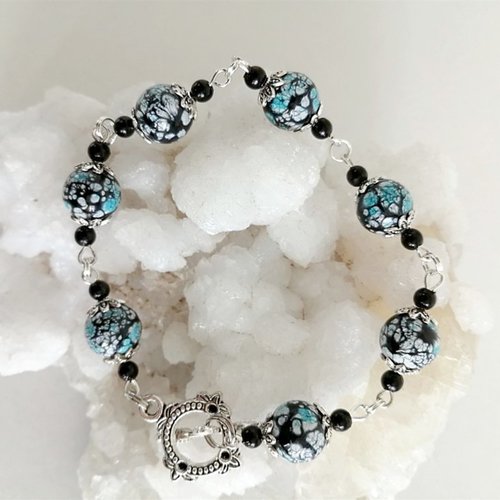 Bracelet perles de verre bleues , noires et blanches .