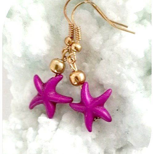 Boucles d'oreilles étoiles de mer violettes . crochets dorés.