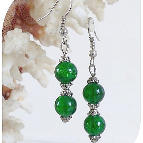 Boucles d'oreilles perles de verre craquelées vertes.