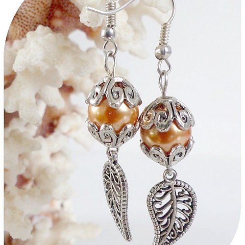 Boucles d'oreilles nacrées en perles de verre et breloques feuilles.
