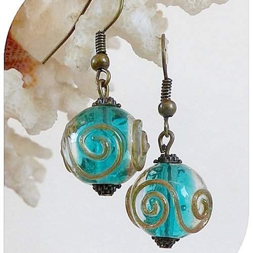 Boucles d'oreilles perles de verre bleues avec motifs bronze.