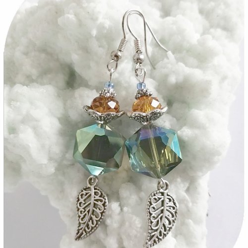 Boucles d'oreilles perles de verre transparentes reflets champagne et verts et cristal swarovski orange.