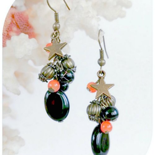 Boucles d'oreilles agates noires et perles de verre oranges et noires .