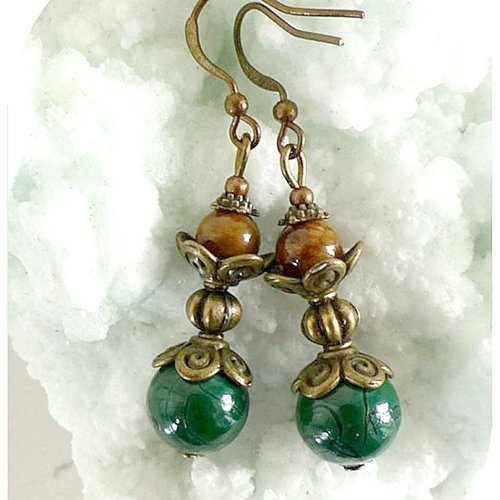 Boucles d'oreilles perles de verre vertes et agates marron.