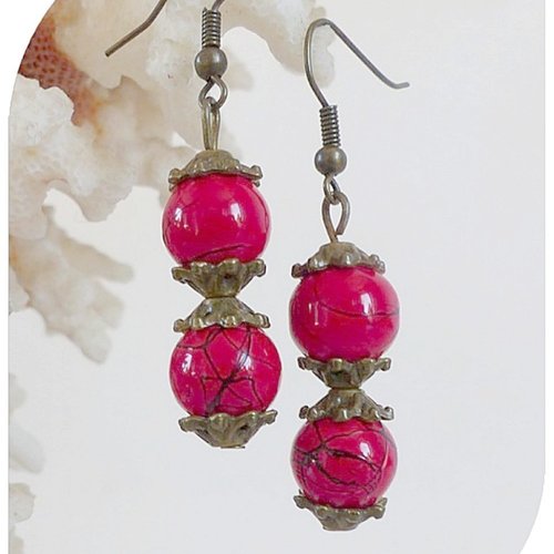 Boucles d'oreilles perles de verre rouges. crochets bronze.