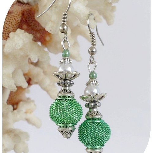 Boucles d'oreilles vertes filet métal et perles de verre blanches .