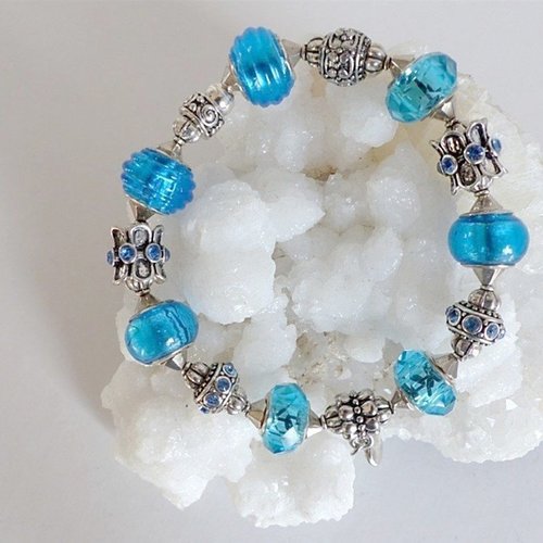 Bracelet élastique perles de verre bleues et perles argentées,