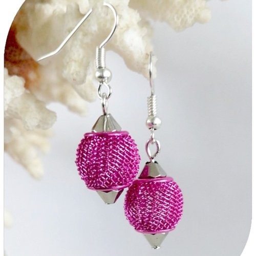 Boucles d'oreilles roses en filet métal . crochets argentés.