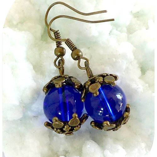 Boucles d'oreilles perles de verre bleues . crochets bronze.
