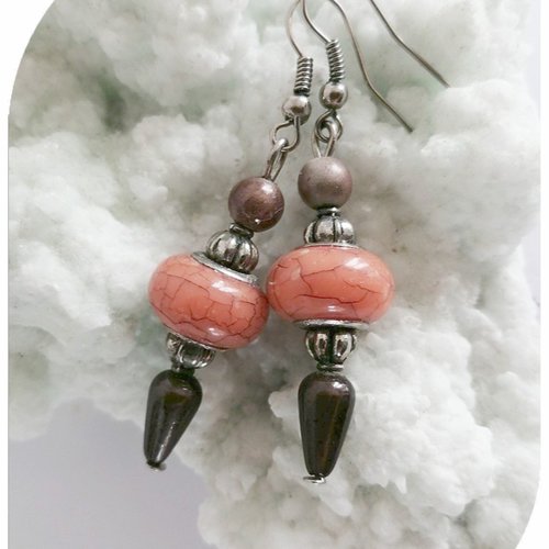 Boucles d'oreilles perles en résine orange et perles magiques marron .