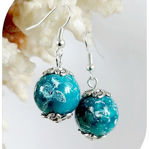 Boucles d'oreilles perles bleues 14 mm . crochets argentés.