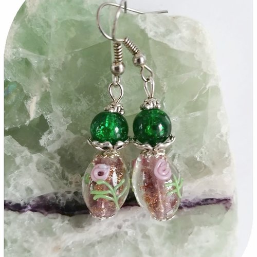 Boucles d'oreilles perles de verre  roses et vertes .
