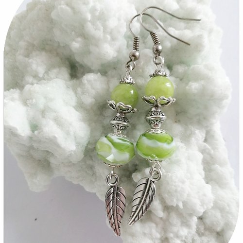 Boucles d'oreilles perles de verre vertes et blanches et breloques feuilles .