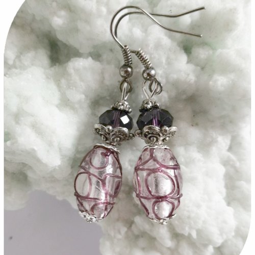 Boucles d'oreilles perles de verre violettes .