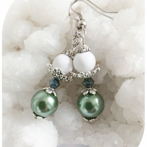 Boucles d'oreilles perles de verre vertes et blanches .