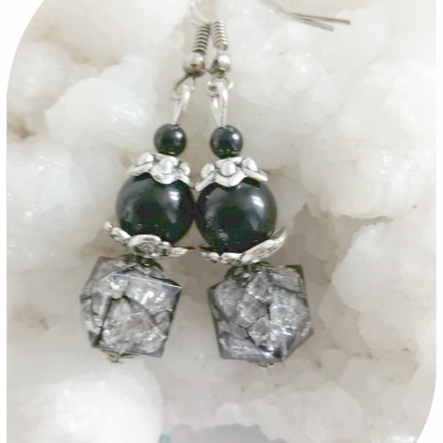 Boucles d'oreilles perles de verre noires et transparentes  .