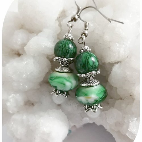 Boucles d'oreilles perles de verre vertes et blanches.