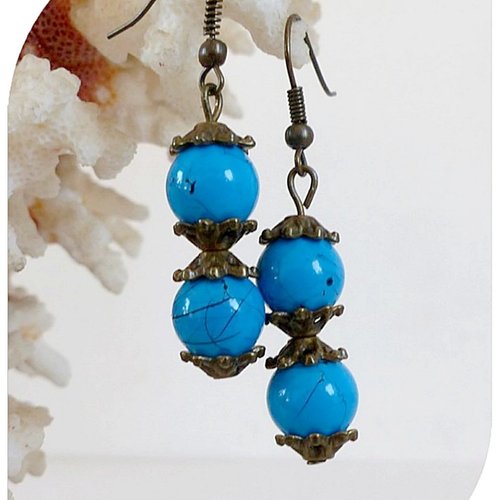 Boucles d'oreilles perles de verre bleues .