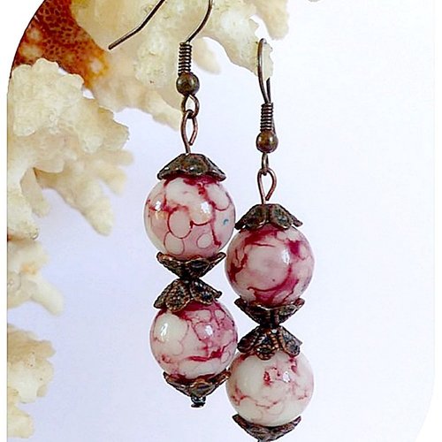 Boucles d'oreilles perles de verre roses et blanches .