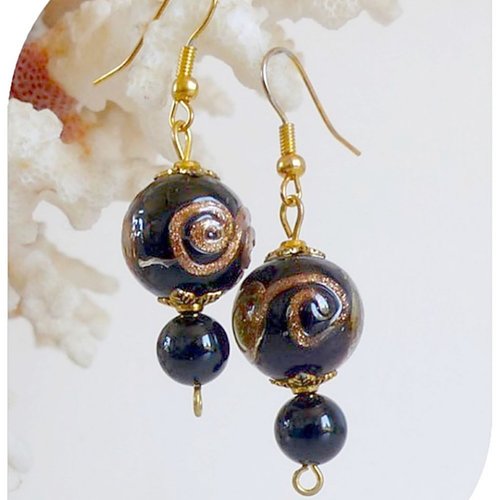 Boucles d'oreilles perles de verre noires et marron .