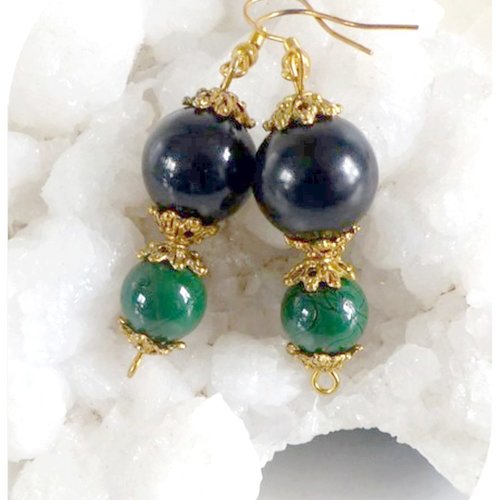 Boucles d'oreilles perles de verre vertes et noires . crochets dorés.