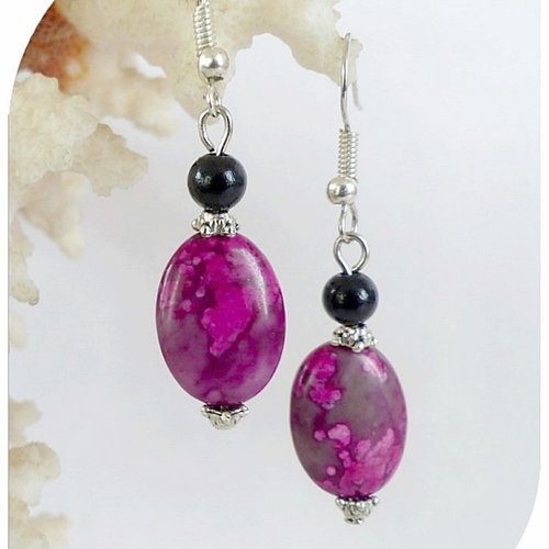 Boucles d'oreilles pierres teintées roses et agates noires .