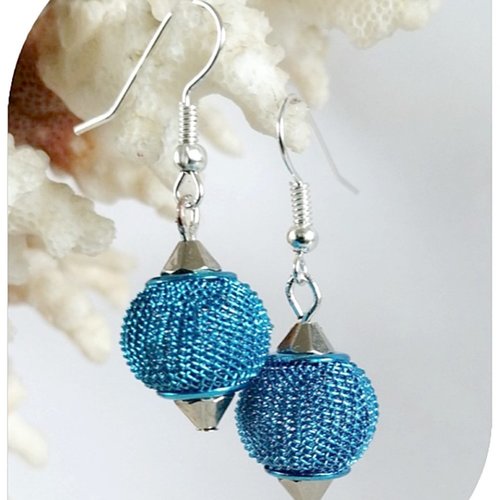Boucles d'oreilles bleues en filet métal . crochets argentés.